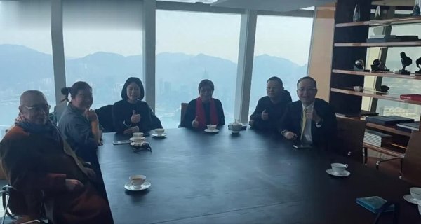 高忆配资 翁帆现身香港，48岁状态似少女